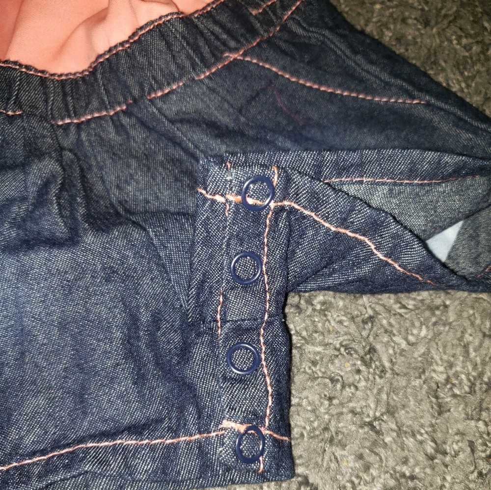 2 Rompers button snaps for easy pamper changes. - Picture 8 of 16
